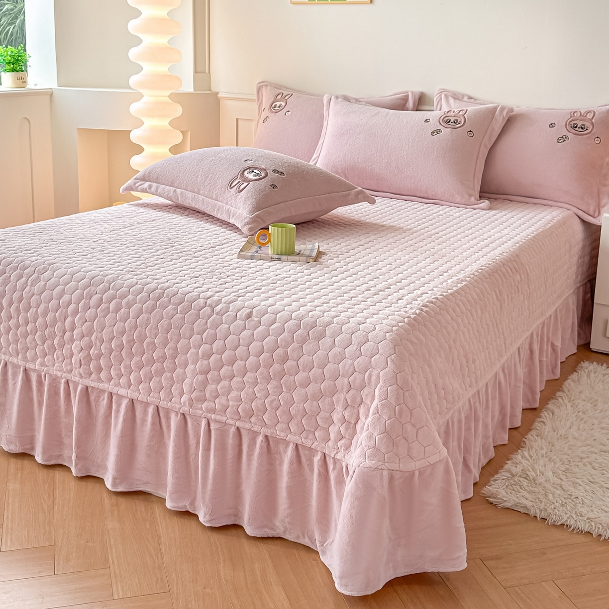 91家纺网 家纺一手货源 找家纺 （总）浩诚 2025秋冬新款高克重艾尼绒牛奶绒床单款床盖款刺绣四件套