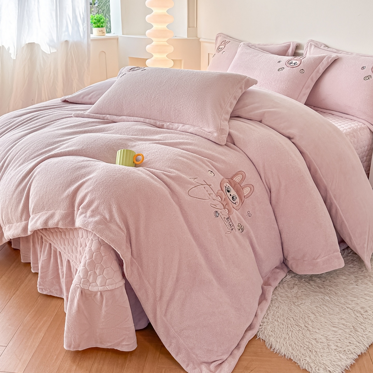 91家纺网 家纺一手货源 找家纺 （总）浩诚 2025秋冬新款高克重艾尼绒牛奶绒床单款床盖款刺绣四件套