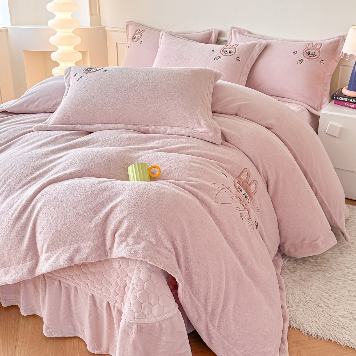 91家纺网 家纺一手货源 找家纺 （总）浩诚 2025秋冬新款高克重艾尼绒牛奶绒床单款床盖款刺绣四件套