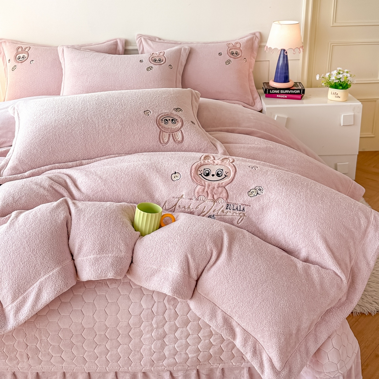 91家纺网 家纺一手货源 找家纺 （总）浩诚 2025秋冬新款高克重艾尼绒牛奶绒床单款床盖款刺绣四件套