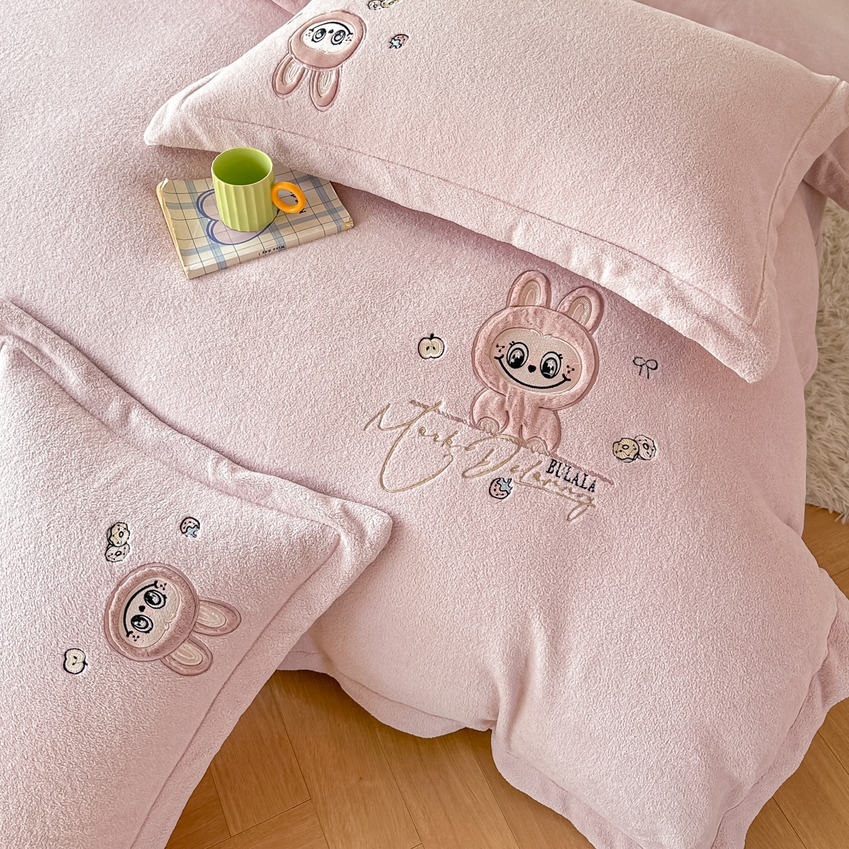 91家纺网 家纺一手货源 找家纺 （总）浩诚 2025秋冬新款高克重艾尼绒牛奶绒床单款床盖款刺绣四件套