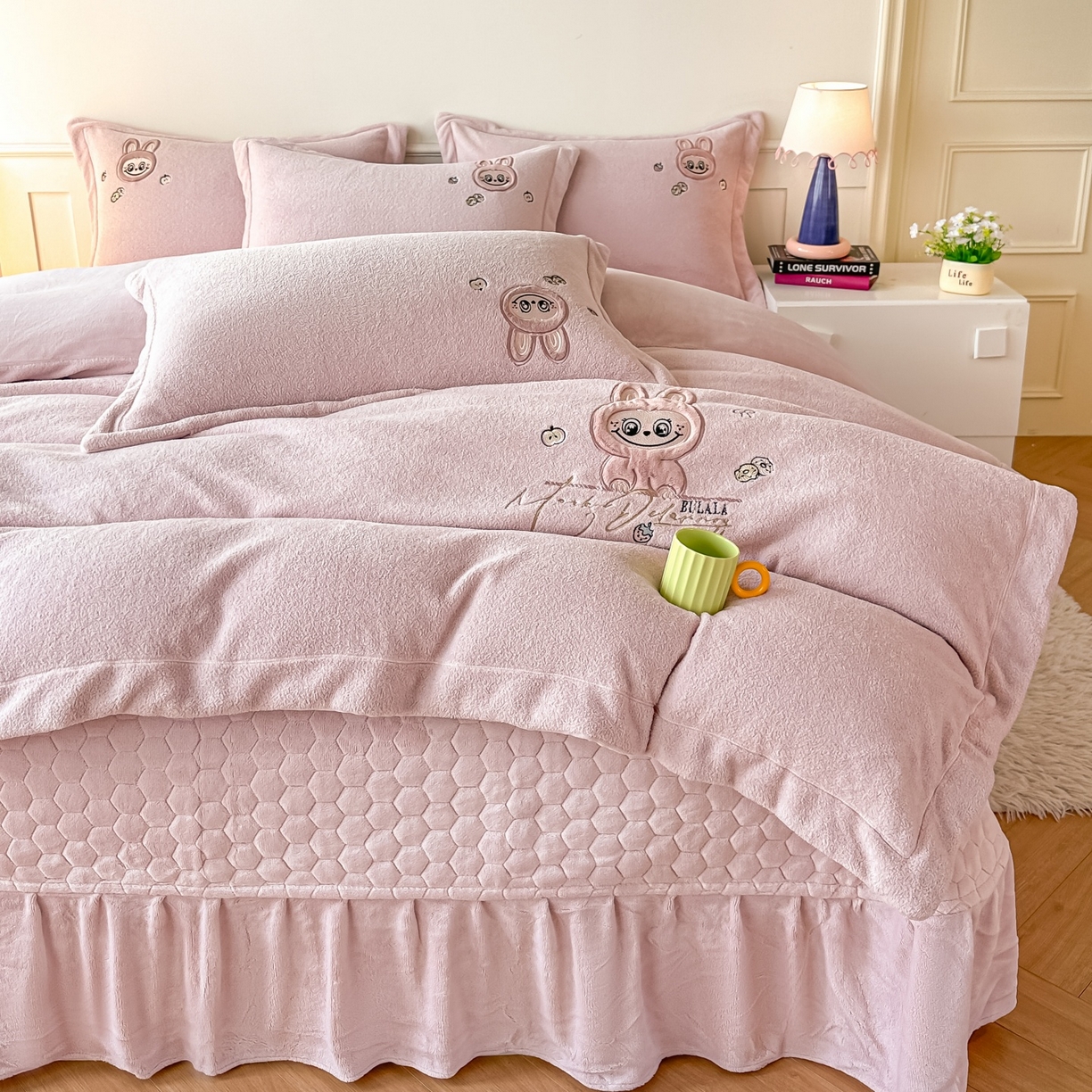 91家纺网 家纺一手货源 找家纺 （总）浩诚 2025秋冬新款高克重艾尼绒牛奶绒床单款床盖款刺绣四件套