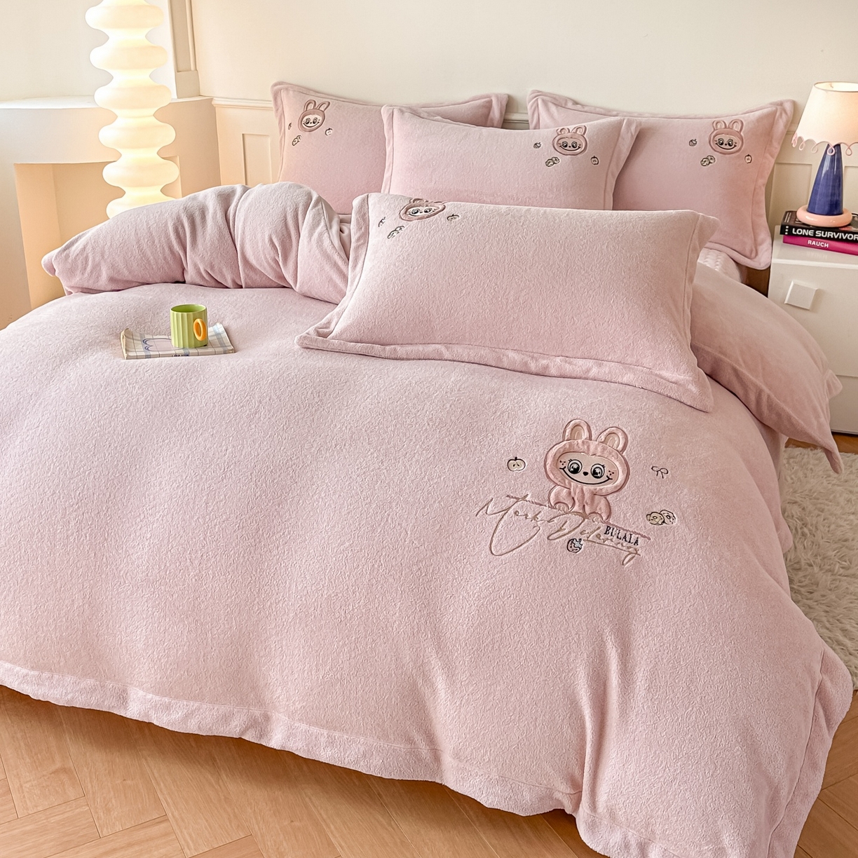 91家纺网 家纺一手货源 找家纺 （总）浩诚 2025秋冬新款高克重艾尼绒牛奶绒床单款床盖款刺绣四件套