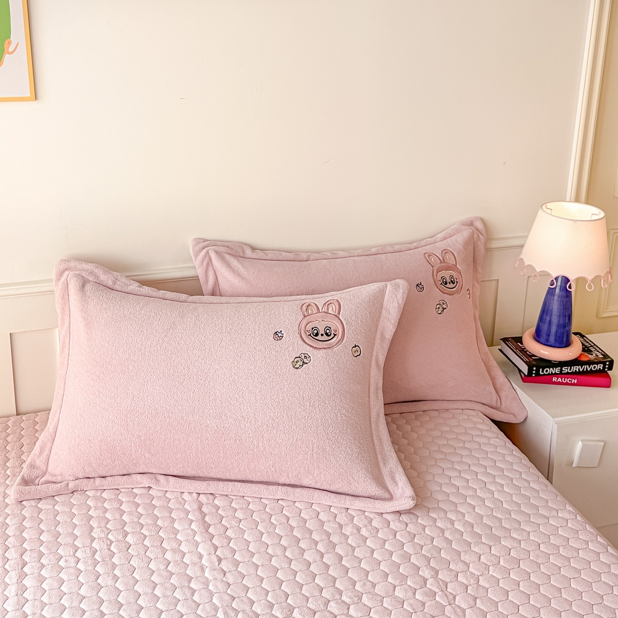 91家纺网 家纺一手货源 找家纺 （总）浩诚 2025秋冬新款高克重艾尼绒牛奶绒床单款床盖款刺绣四件套