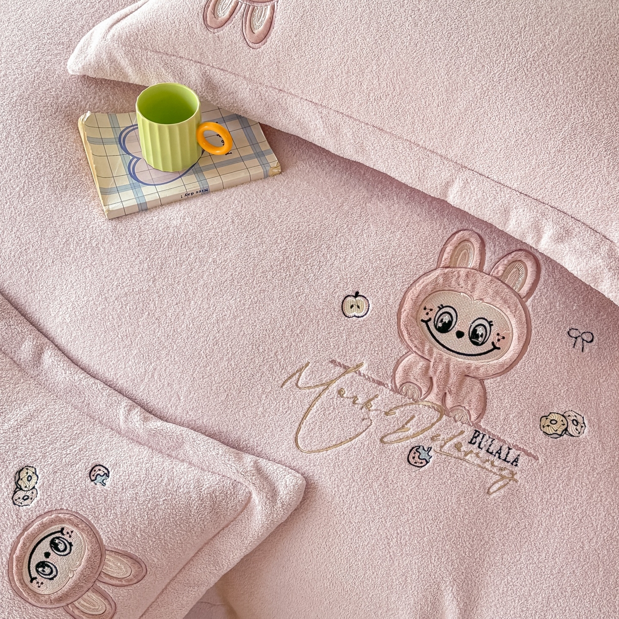 91家纺网 家纺一手货源 找家纺 （总）浩诚 2025秋冬新款高克重艾尼绒牛奶绒床单款床盖款刺绣四件套