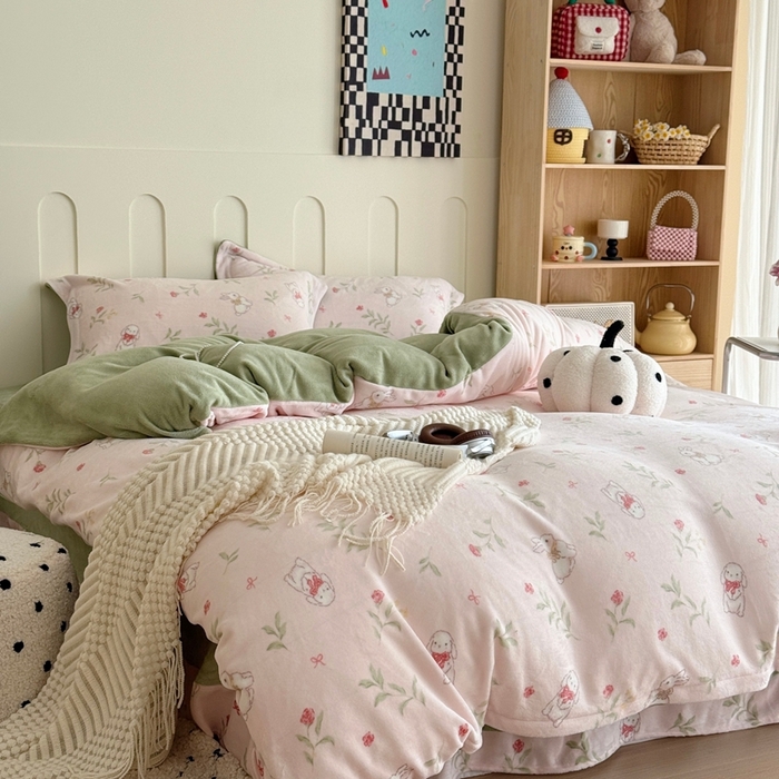 91家纺网 家纺一手货源 找家纺 于果 2025新款牛奶绒印花四件套 七红喜兔