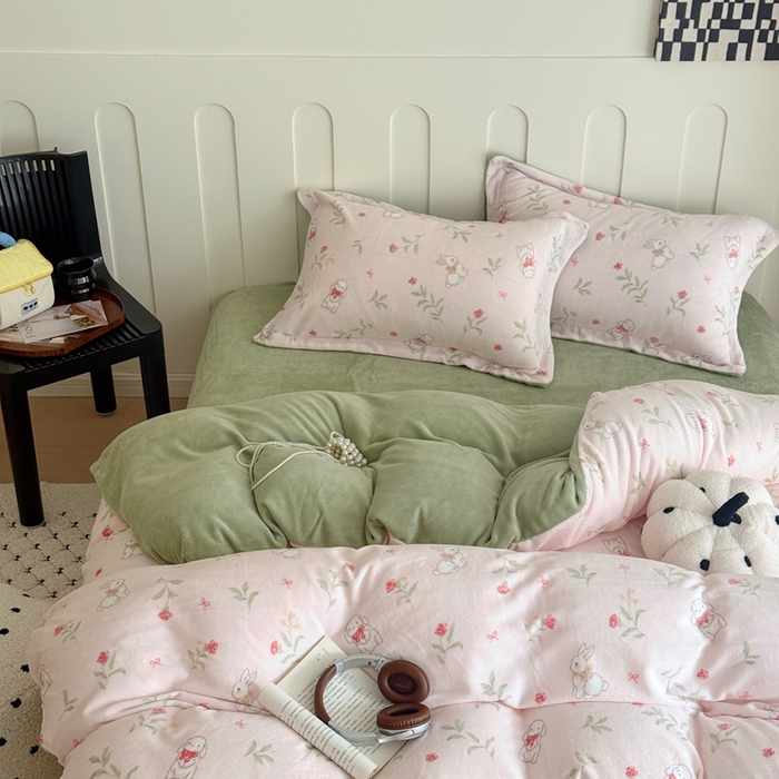 91家纺网 家纺一手货源 找家纺 于果 2025新款牛奶绒印花四件套 七红喜兔