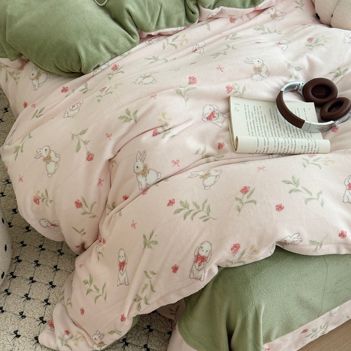 91家纺网 家纺一手货源 找家纺 于果 2025新款牛奶绒印花四件套 七红喜兔