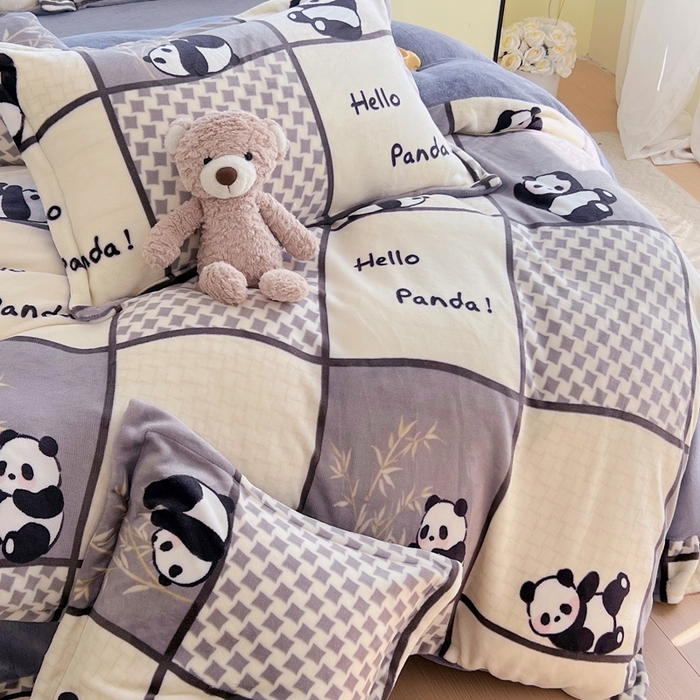 91家纺网 家纺一手货源 找家纺 于果 2025新款牛奶绒印花四件套 熊猫皮皮