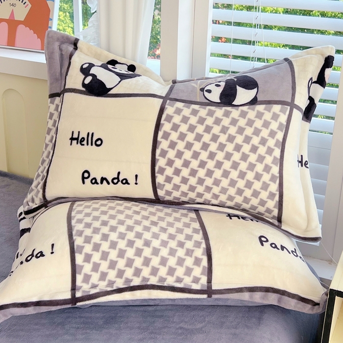 91家纺网 家纺一手货源 找家纺 于果 2025新款牛奶绒印花四件套 熊猫皮皮