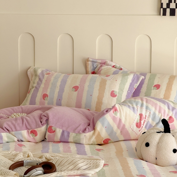 91家纺网 家纺一手货源 找家纺 于果 2025新款牛奶绒印花四件套 炫彩草莓