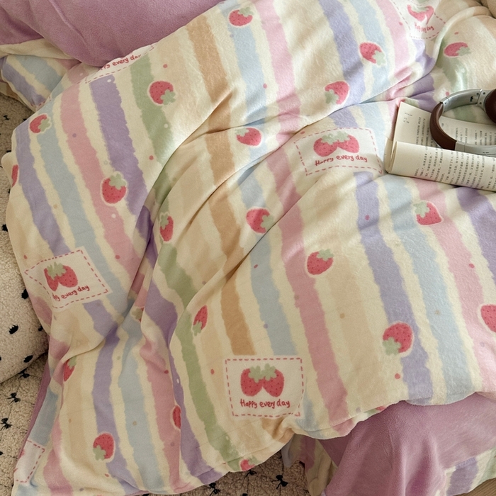 91家纺网 家纺一手货源 找家纺 于果 2025新款牛奶绒印花四件套 炫彩草莓