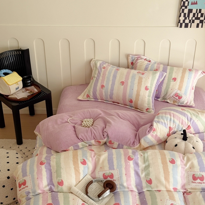 91家纺网 家纺一手货源 找家纺 于果 2025新款牛奶绒印花四件套 炫彩草莓