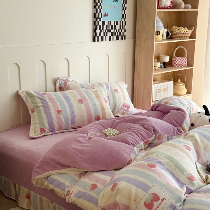 91家纺网 家纺一手货源 找家纺 于果 2025新款牛奶绒印花四件套 炫彩草莓