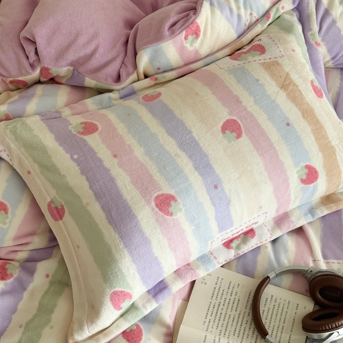 91家纺网 家纺一手货源 找家纺 于果 2025新款牛奶绒印花四件套 炫彩草莓