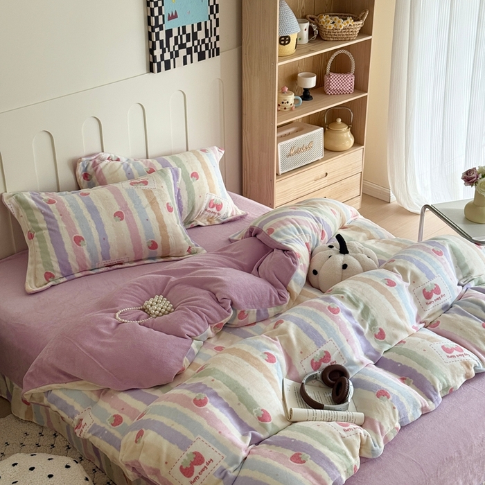 91家纺网 家纺一手货源 找家纺 于果 2025新款牛奶绒印花四件套 炫彩草莓