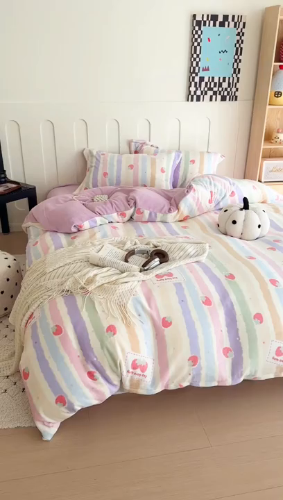 91家纺网 家纺一手货源 找家纺 于果 2025新款牛奶绒印花四件套 炫彩草莓