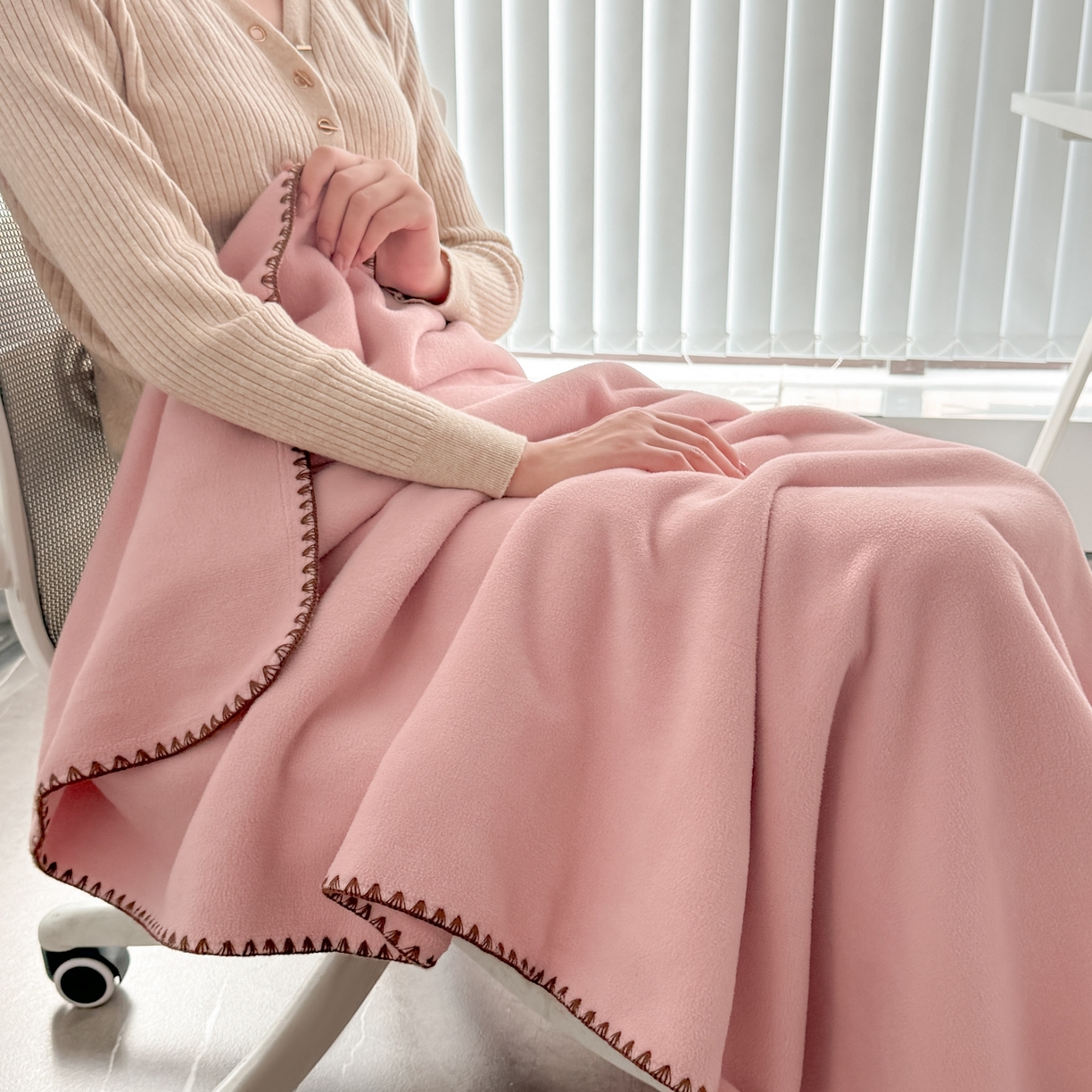 91家纺网 家纺一手货源 找家纺 金喜 2025新款双面仿羊绒多功能毯盖毯 毯子毛毯 浅粉