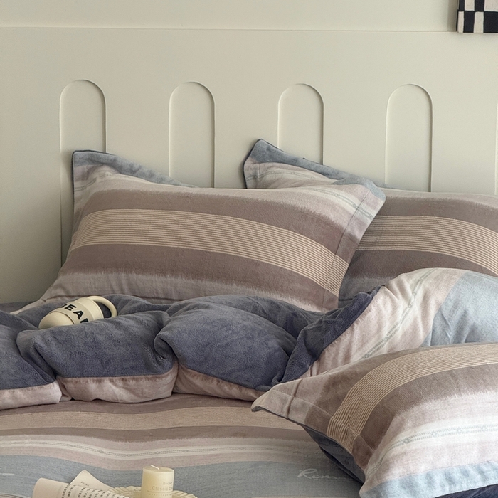 91家纺网 家纺一手货源 找家纺 于果 2025新款牛奶绒印花四件套 英伦之旅-蓝