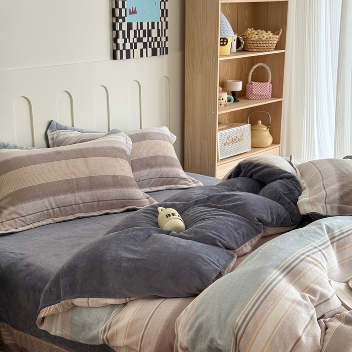 91家纺网 家纺一手货源 找家纺 于果 2025新款牛奶绒印花四件套 英伦之旅-蓝