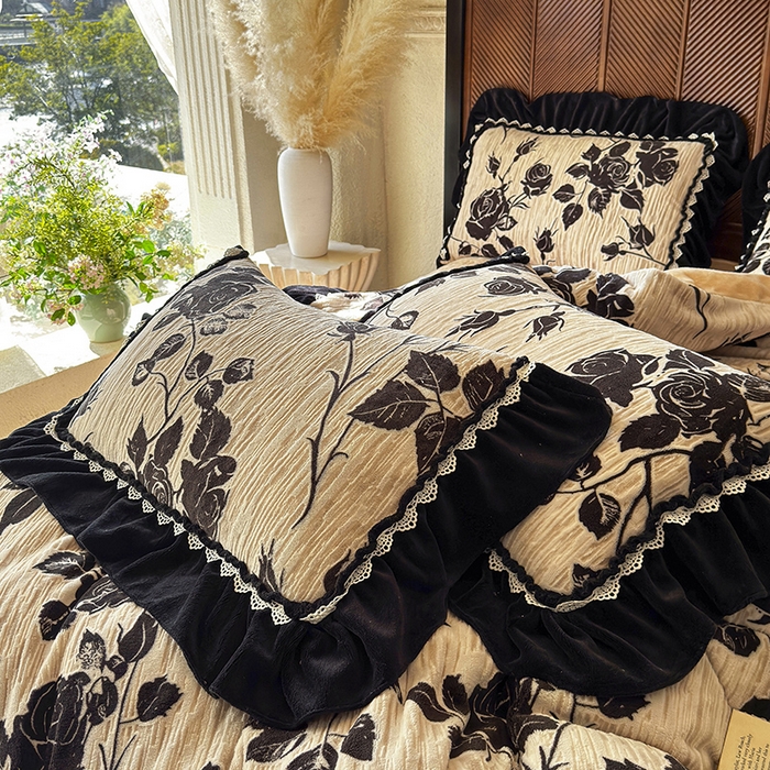 91家纺网 家纺一手货源 找家纺 虹星家纺 2025新款雕花牛奶绒床裙三件套-花溪系列 花溪-奶油黄