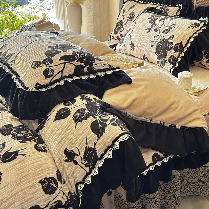 91家纺网 家纺一手货源 找家纺 虹星家纺 2025新款雕花牛奶绒床裙三件套-花溪系列 花溪-奶油黄