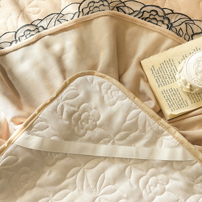 91家纺网 家纺一手货源 找家纺 （总）虹星家纺 2025新款雕花牛奶绒床裙三件套-花溪系列