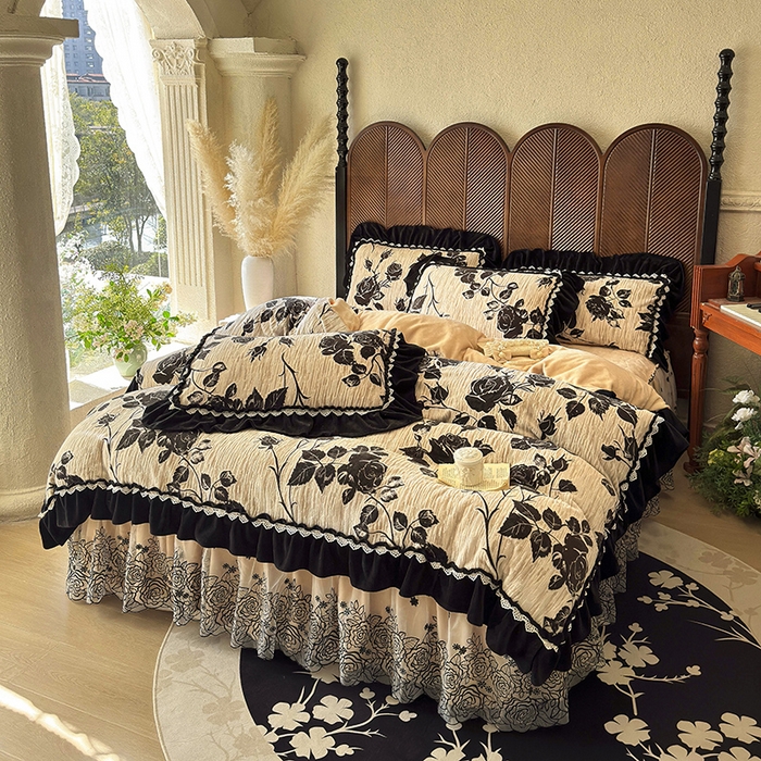 91家纺网 家纺一手货源 找家纺 虹星家纺 2025新款雕花牛奶绒床裙三件套-花溪系列 花溪-奶油黄