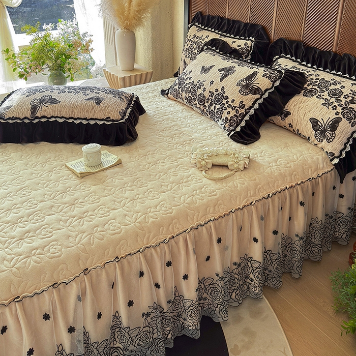 91家纺网 家纺一手货源 找家纺 虹星家纺 2025新款雕花牛奶绒床裙三件套-花溪系列 花溪-米黄