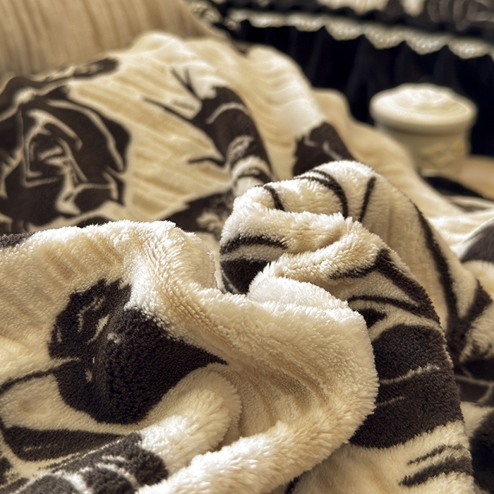 91家纺网 家纺一手货源 找家纺 虹星家纺 2025新款雕花牛奶绒床裙四件套-花溪系列 花溪-奶油黄