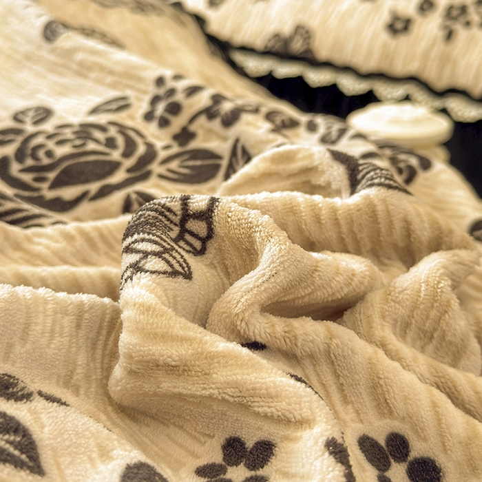 91家纺网 家纺一手货源 找家纺 虹星家纺 2025新款雕花牛奶绒床裙四件套-花溪系列 花溪-米黄