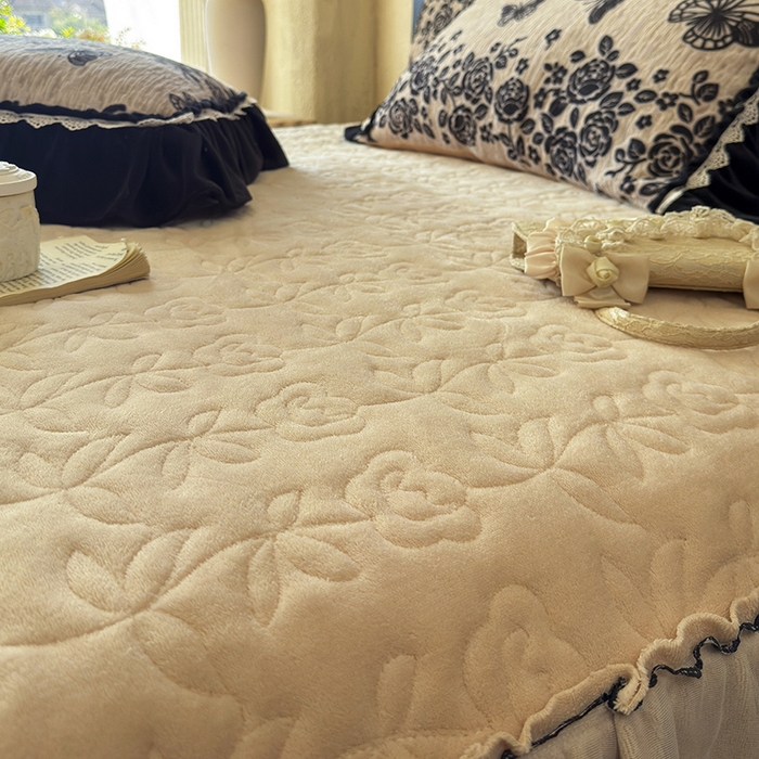 91家纺网 家纺一手货源 找家纺 （总）虹星家纺 2025新款雕花牛奶绒床裙四件套-花溪系列