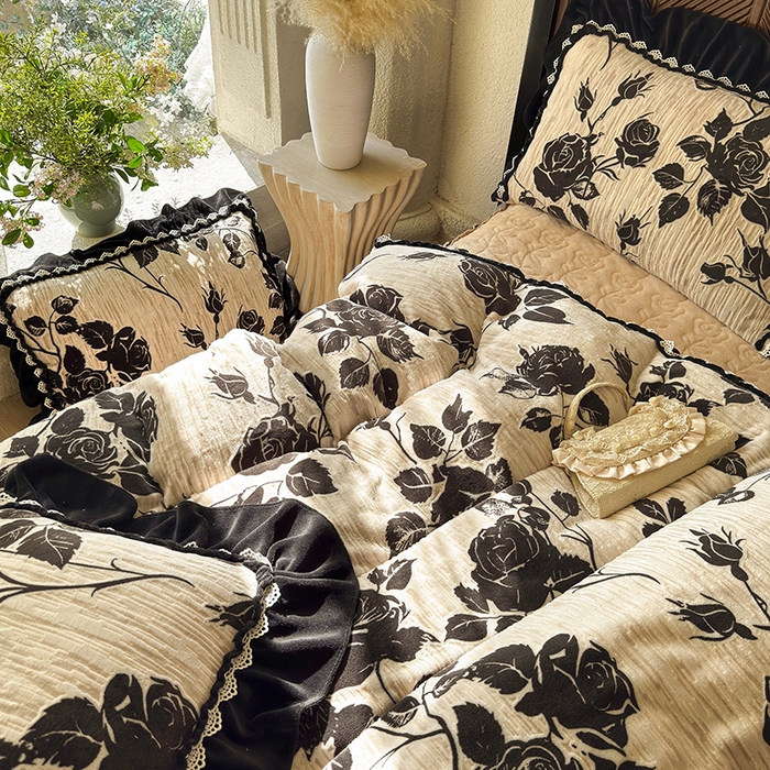 91家纺网 家纺一手货源 找家纺 虹星家纺 2025新款雕花牛奶绒床裙四件套-花溪系列 花溪-奶油黄