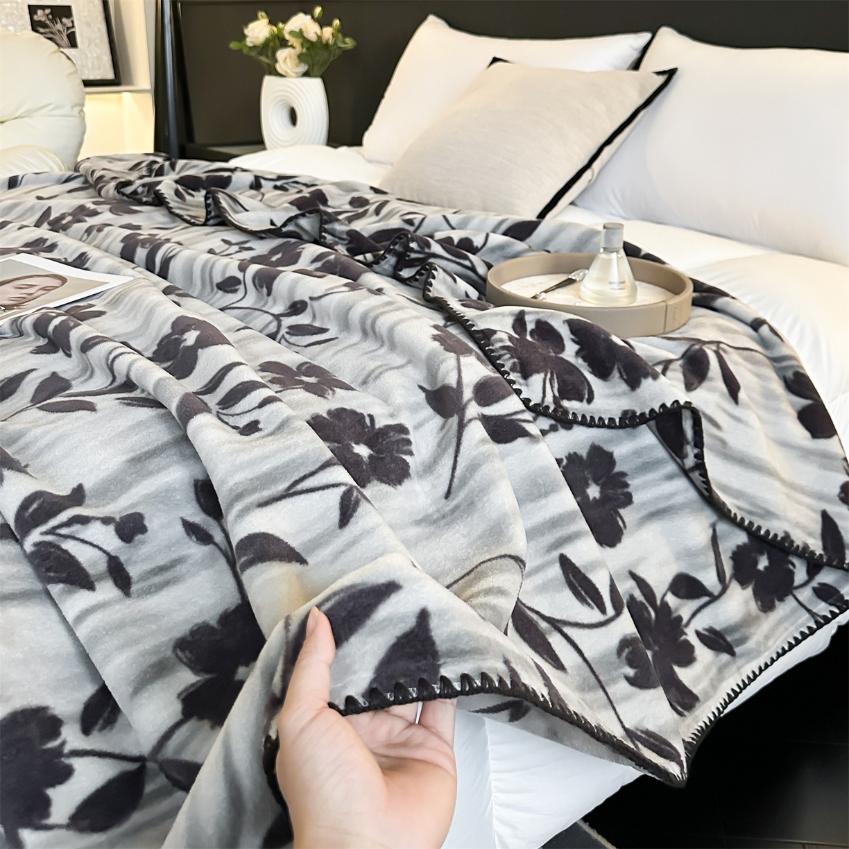 91家纺网 家纺一手货源 找家纺 安力森/诚臻酒店用品 2025新款天竺绒数码印花轻奢盖毯 梦蕾-灰色