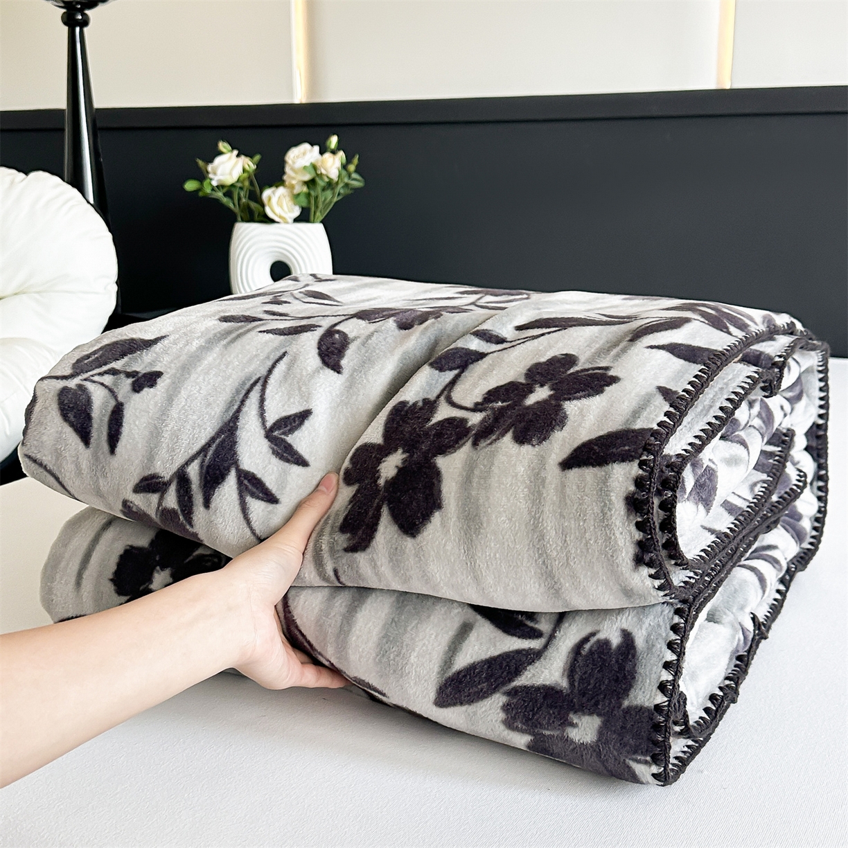 91家纺网 家纺一手货源 找家纺 安力森/诚臻酒店用品 2025新款天竺绒数码印花轻奢盖毯 梦蕾-灰色