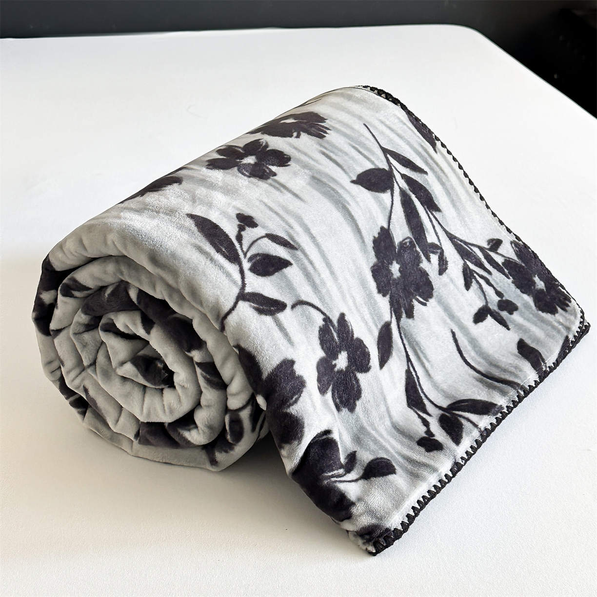 91家纺网 家纺一手货源 找家纺 安力森/诚臻酒店用品 2025新款天竺绒数码印花轻奢盖毯 梦蕾-灰色