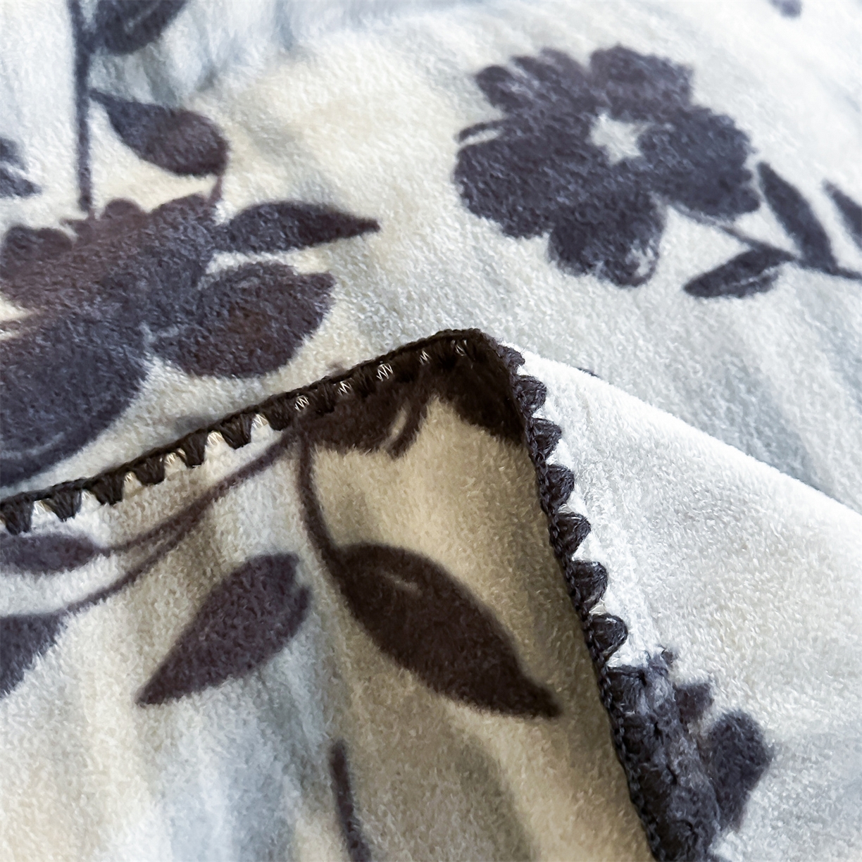 91家纺网 家纺一手货源 找家纺 安力森/诚臻酒店用品 2025新款天竺绒数码印花轻奢盖毯 梦蕾-灰色