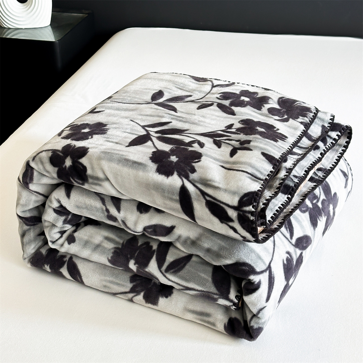 91家纺网 家纺一手货源 找家纺 安力森/诚臻酒店用品 2025新款天竺绒数码印花轻奢盖毯 梦蕾-灰色