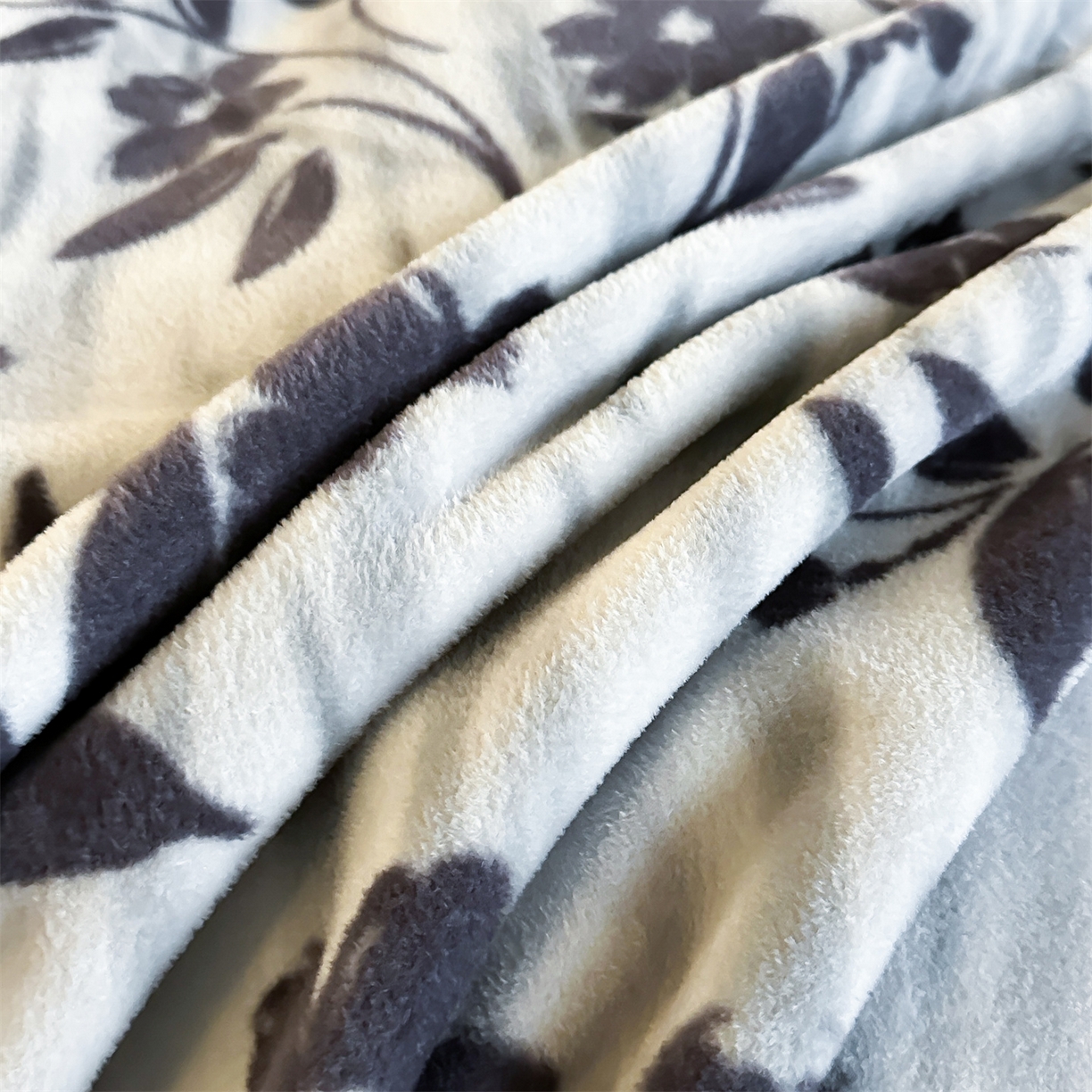 91家纺网 家纺一手货源 找家纺 安力森/诚臻酒店用品 2025新款天竺绒数码印花轻奢盖毯 梦蕾-灰色