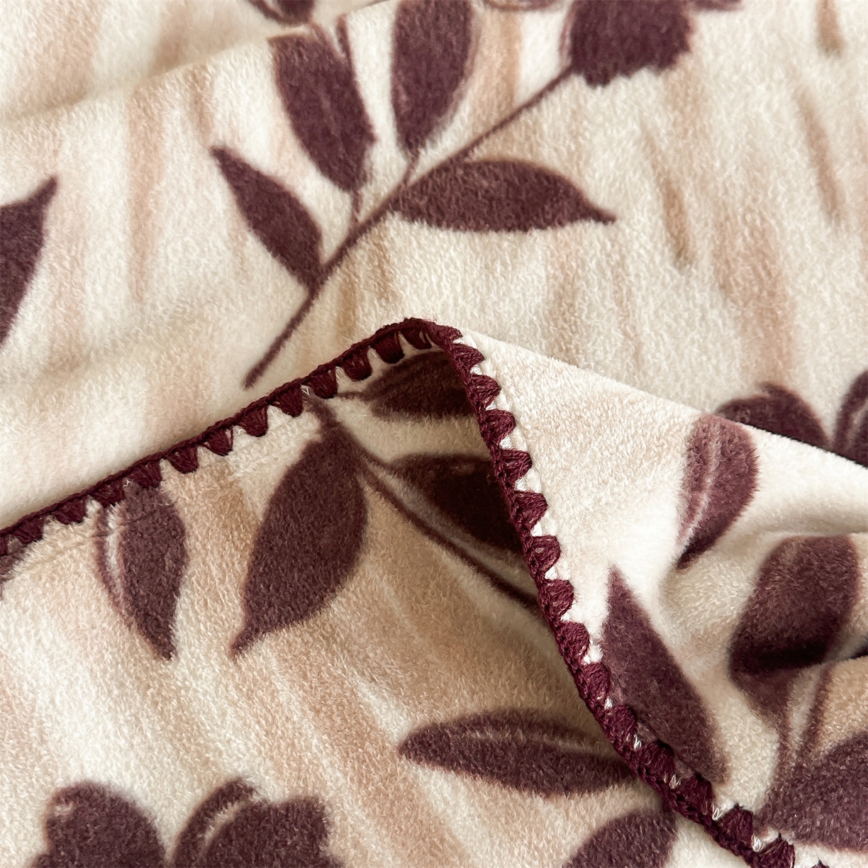 91家纺网 家纺一手货源 找家纺 安力森/诚臻酒店用品 2025新款天竺绒数码印花轻奢盖毯 梦蕾-驼色