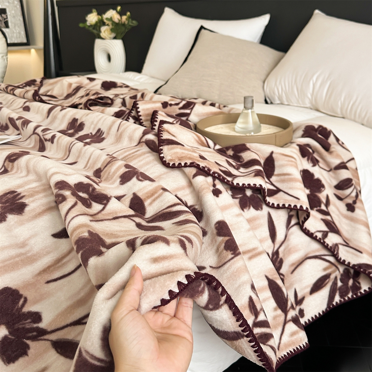 91家纺网 家纺一手货源 找家纺 安力森/诚臻酒店用品 2025新款天竺绒数码印花轻奢盖毯 梦蕾-驼色