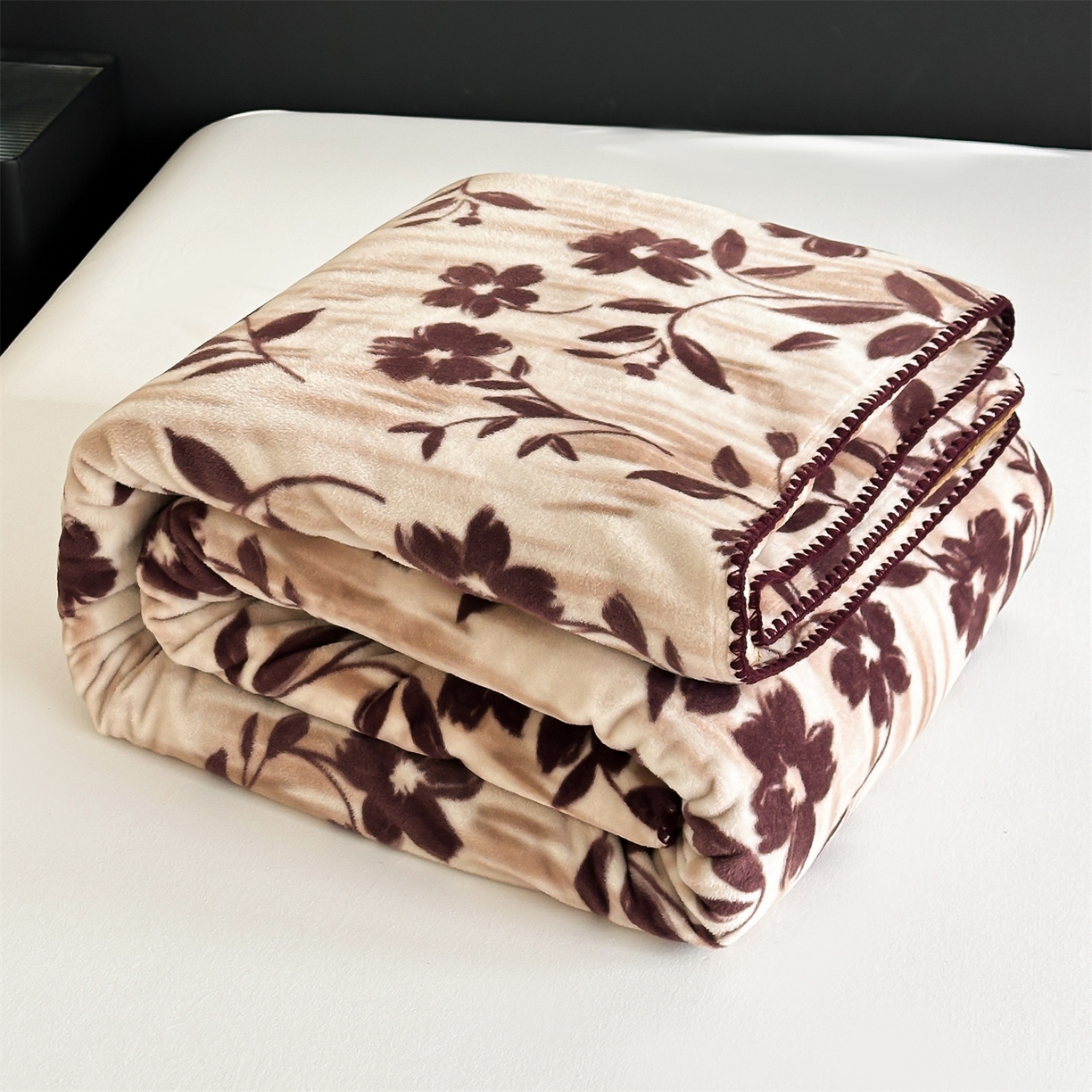 91家纺网 家纺一手货源 找家纺 安力森/诚臻酒店用品 2025新款天竺绒数码印花轻奢盖毯 梦蕾-驼色