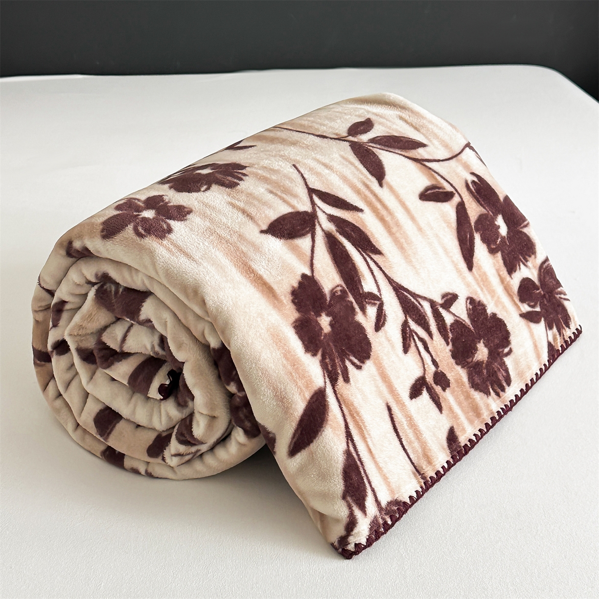 91家纺网 家纺一手货源 找家纺 安力森/诚臻酒店用品 2025新款天竺绒数码印花轻奢盖毯 梦蕾-驼色