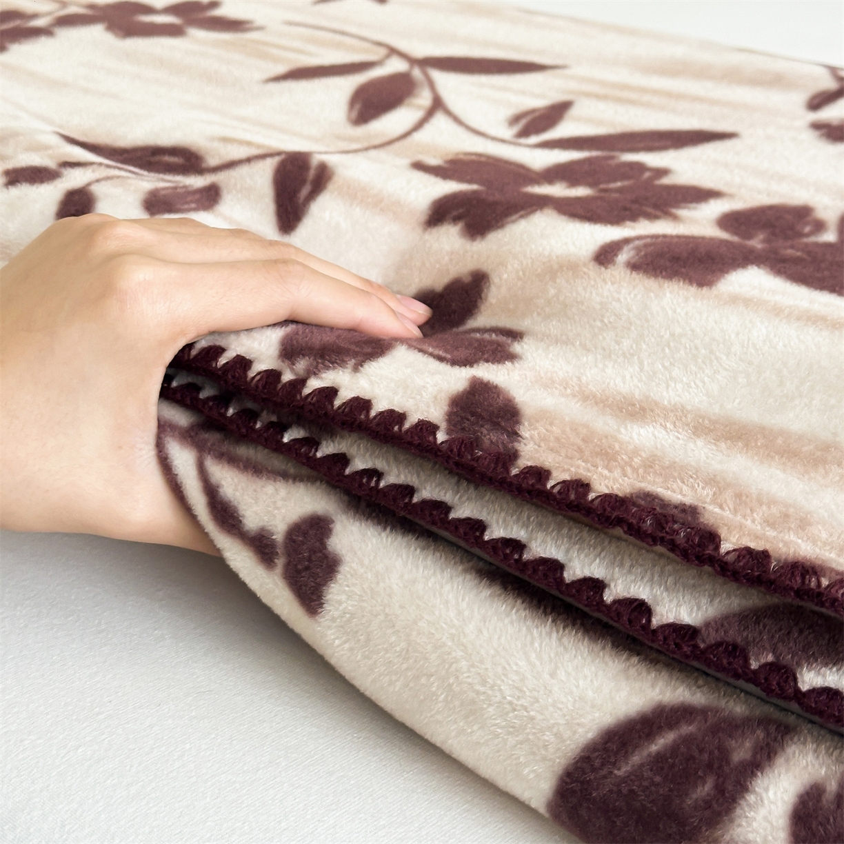 91家纺网 家纺一手货源 找家纺 安力森/诚臻酒店用品 2025新款天竺绒数码印花轻奢盖毯 梦蕾-驼色