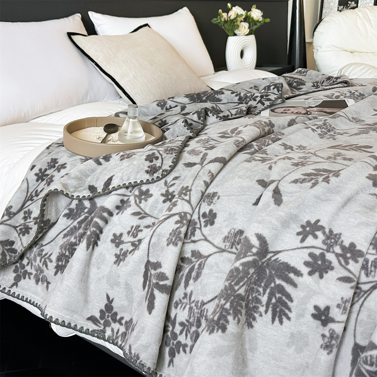 91家纺网 家纺一手货源 找家纺 安力森/诚臻酒店用品 2025新款天竺绒数码印花轻奢盖毯 月影-灰色