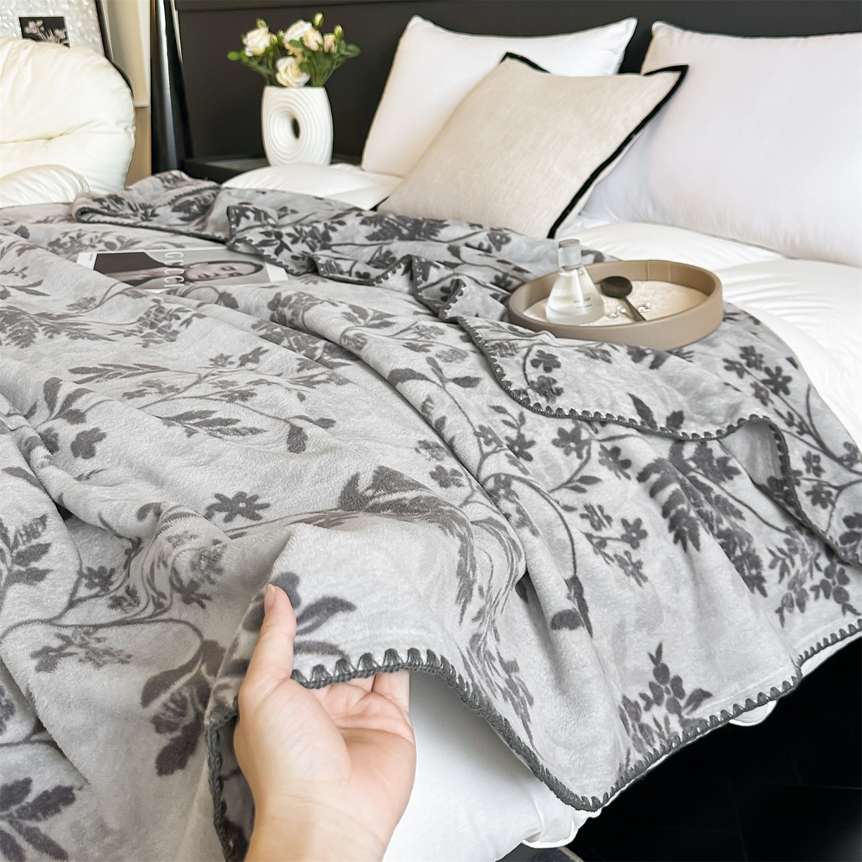 91家纺网 家纺一手货源 找家纺 安力森/诚臻酒店用品 2025新款天竺绒数码印花轻奢盖毯 月影-灰色