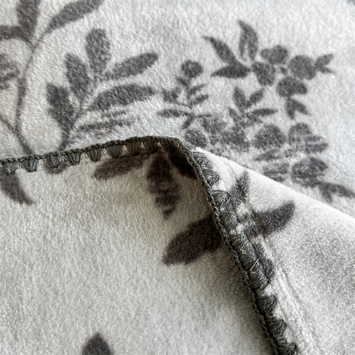 91家纺网 家纺一手货源 找家纺 安力森/诚臻酒店用品 2025新款天竺绒数码印花轻奢盖毯 月影-灰色