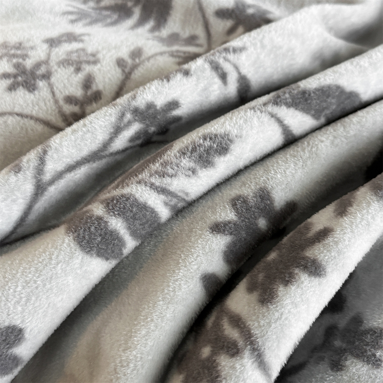 91家纺网 家纺一手货源 找家纺 安力森/诚臻酒店用品 2025新款天竺绒数码印花轻奢盖毯 月影-灰色