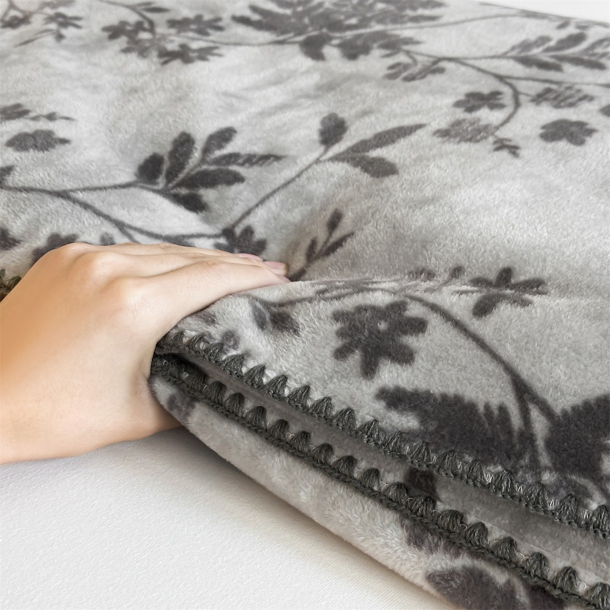 91家纺网 家纺一手货源 找家纺 安力森/诚臻酒店用品 2025新款天竺绒数码印花轻奢盖毯 月影-灰色
