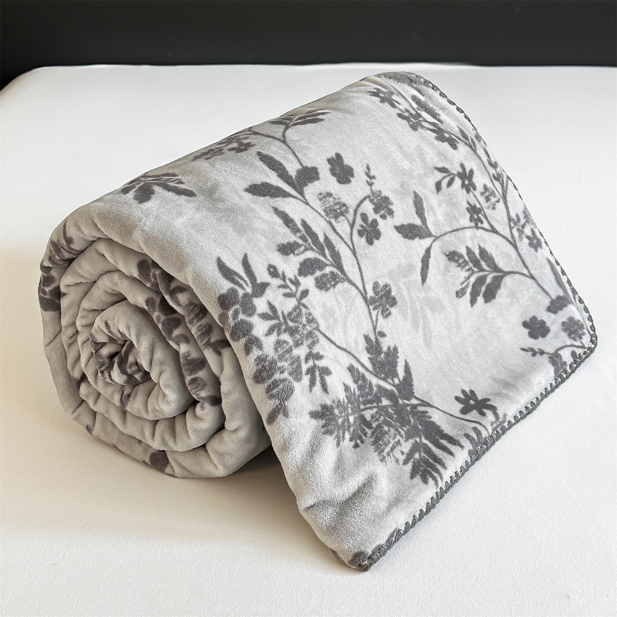 91家纺网 家纺一手货源 找家纺 安力森/诚臻酒店用品 2025新款天竺绒数码印花轻奢盖毯 月影-灰色